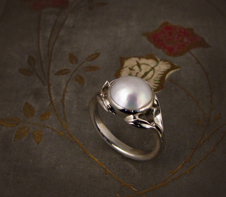 Carved leaf motif; 18K and mabe pearl solitaire