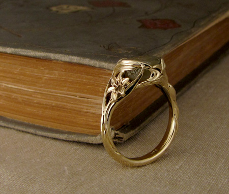 Art-nouveau iris ring with sapphire; 14K