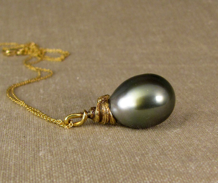 Coiled snake pendant + Tahitian pearl 18K