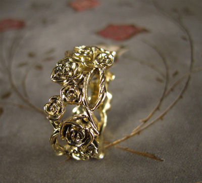 carved climbing rose vine ring in 18K gold