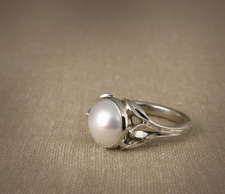 Carved leaf motif; 18K and mabe pearl solitaire