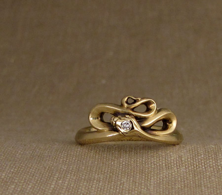 18K snake ring with diamond