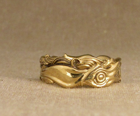 18K hand-carved squid ring