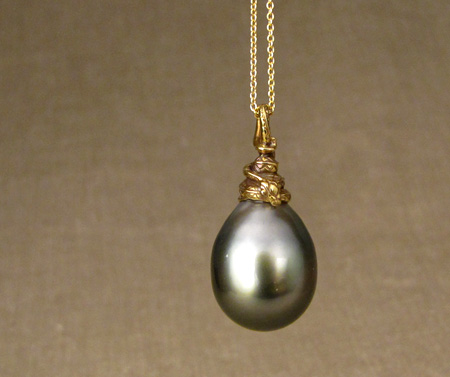 Coiled snake pendant + Tahitian pearl 18K