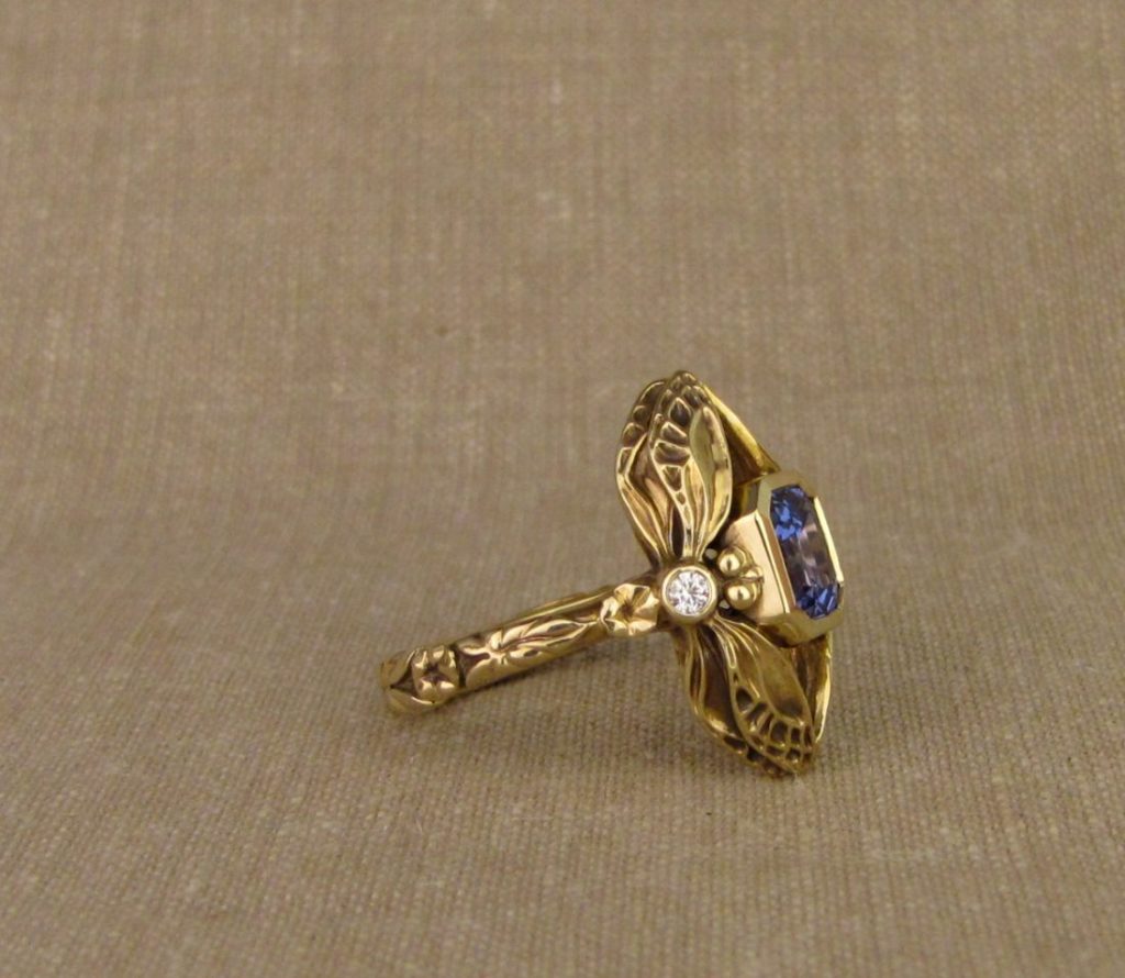 Custom designed & hand-carved Dragonfly & Sapphire ring, 18K, with diamonds